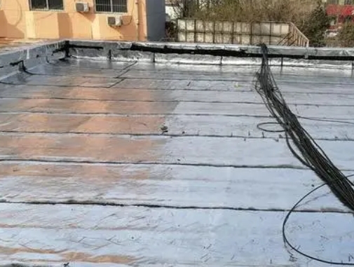 华宁卫生间漏水维修公司分享下华宁屋面楼顶防水刚性防水层施工要点。